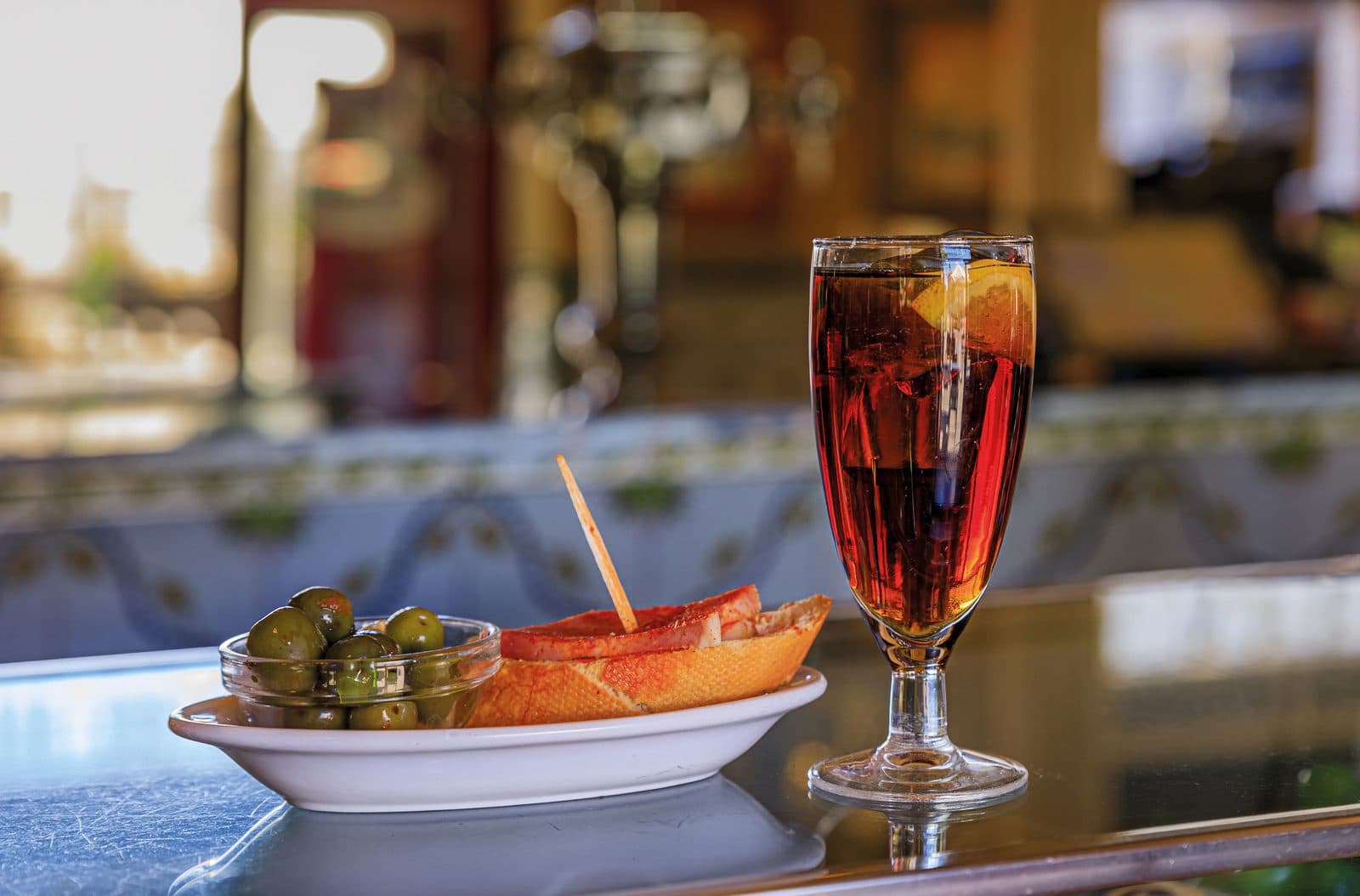 Vermut y tapa